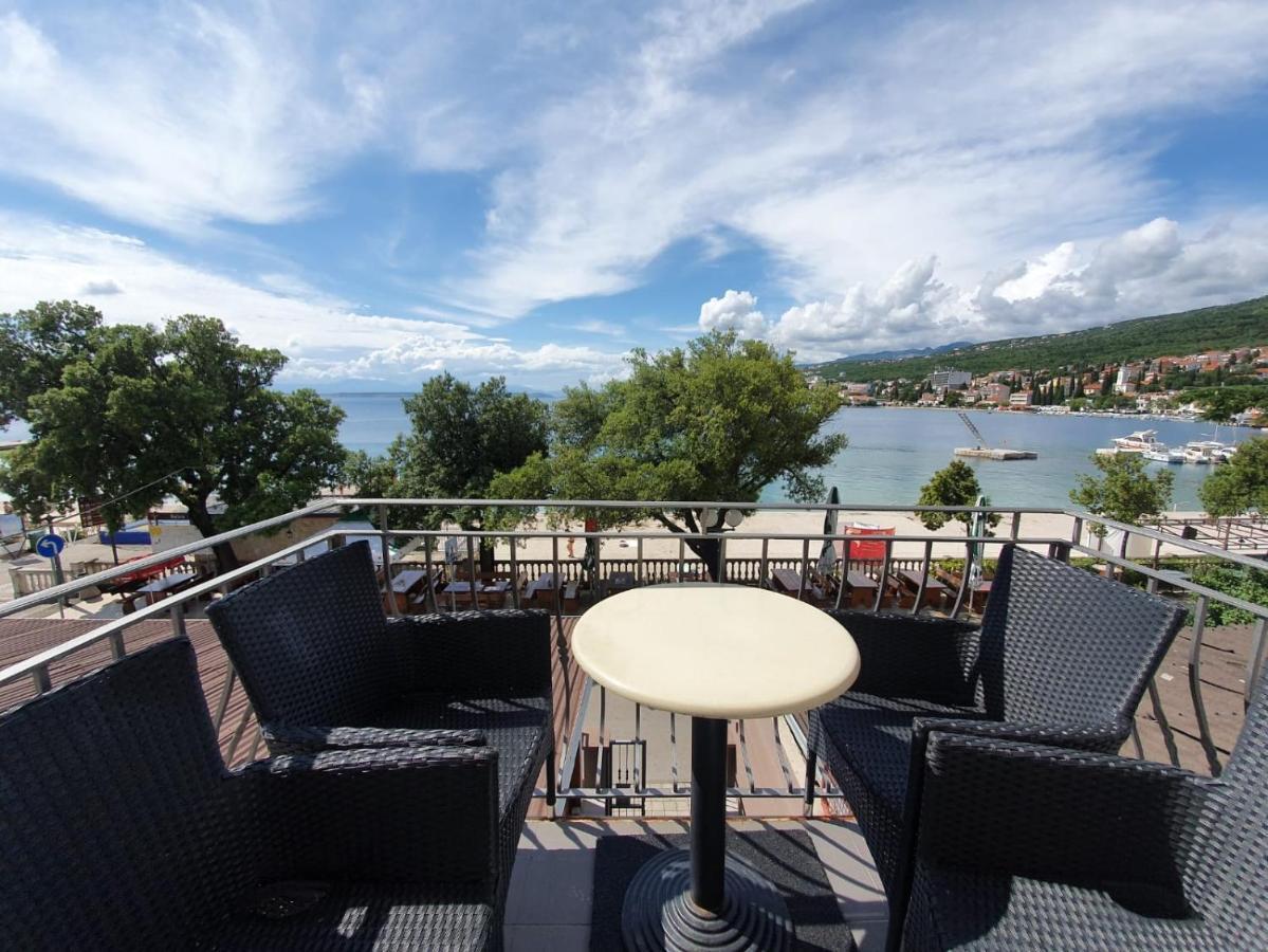 Apartmani Plaza Selce Exteriör bild