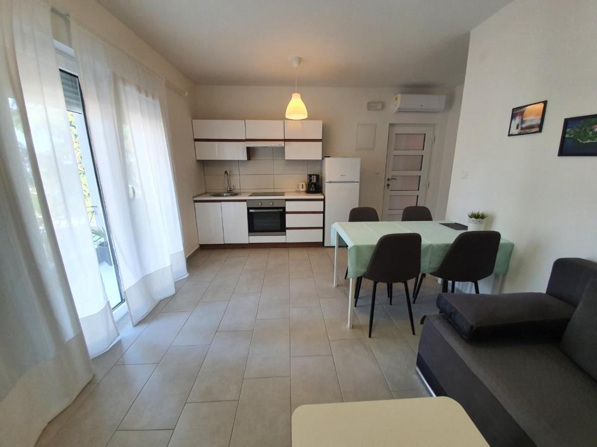 Apartmani Plaza Selce Exteriör bild
