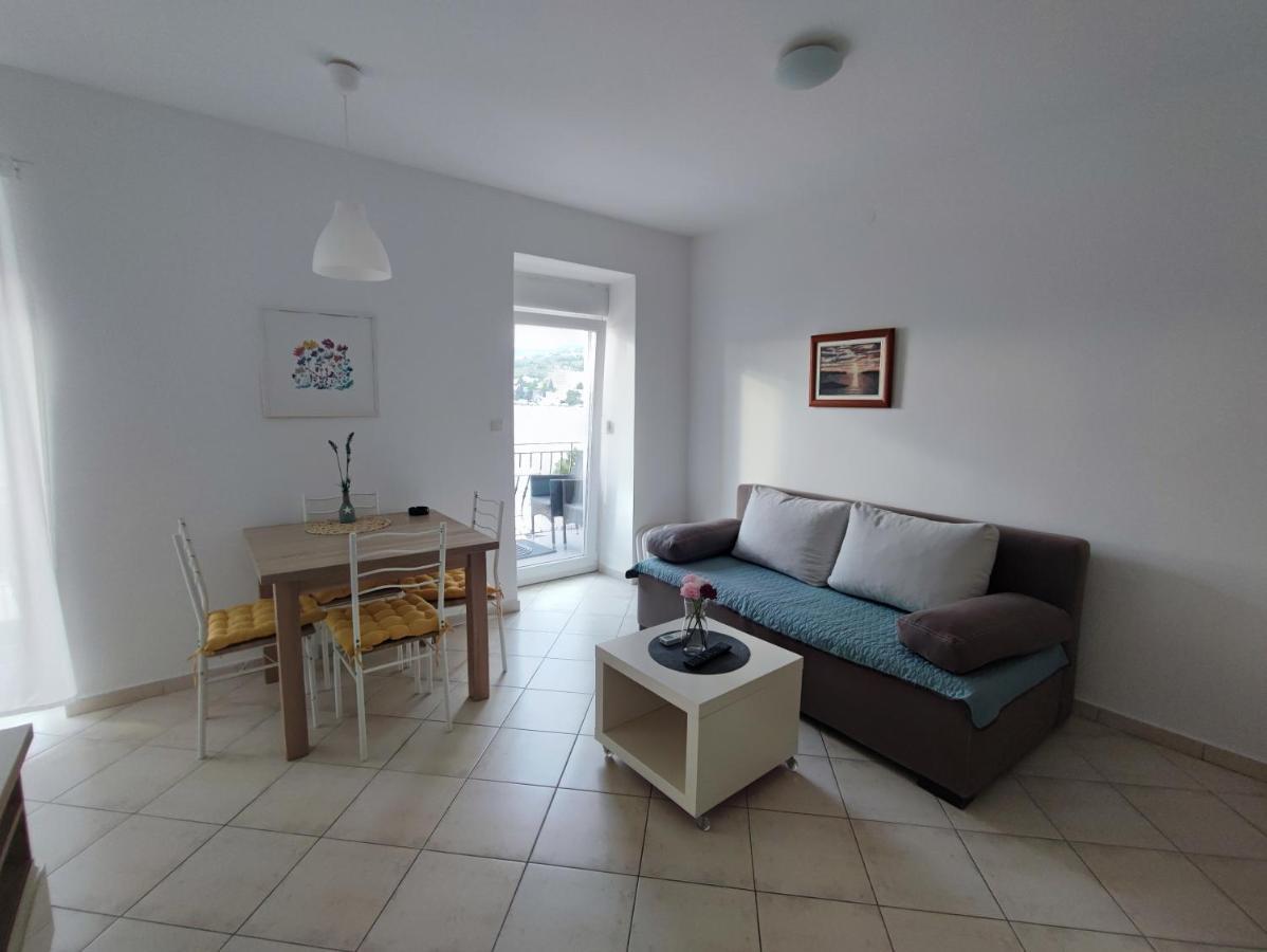 Apartmani Plaza Selce Rum bild